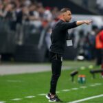 vitor-pereira-enaltece-espirito-de-equipe-do-corinthians-em-empate-e-nega-“time-base”